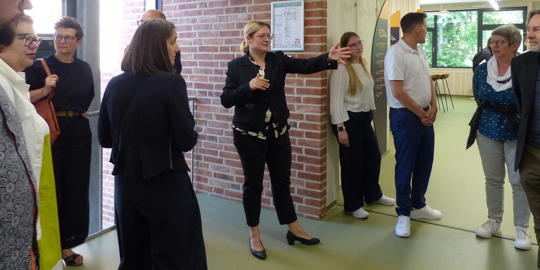 Projektleiterin Aline Raether führte interessierte Gäste durch den Bibliotheksbau und gab Informationen zu funktionellen, konstruktiven und architektonischen Besonderheiten der Baumaßnahme © 2026 SBL Greifswald