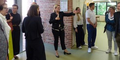 Projektleiterin Aline Raether führte interessierte Gäste durch den Bibliotheksbau und gab Informationen zu funktionellen, konstruktiven und architektonischen Besonderheiten der Baumaßnahme © 2026 SBL Greifswald