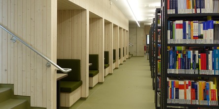 Freihandbereich mit Einzel-Leseplätzen im Untergeschoss des Neubaus © 2026 SBL Greifswald