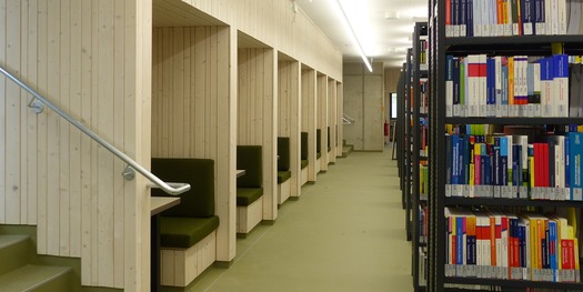 Freihandbereich mit Einzel-Leseplätzen im Untergeschoss des Neubaus © 2026 SBL Greifswald