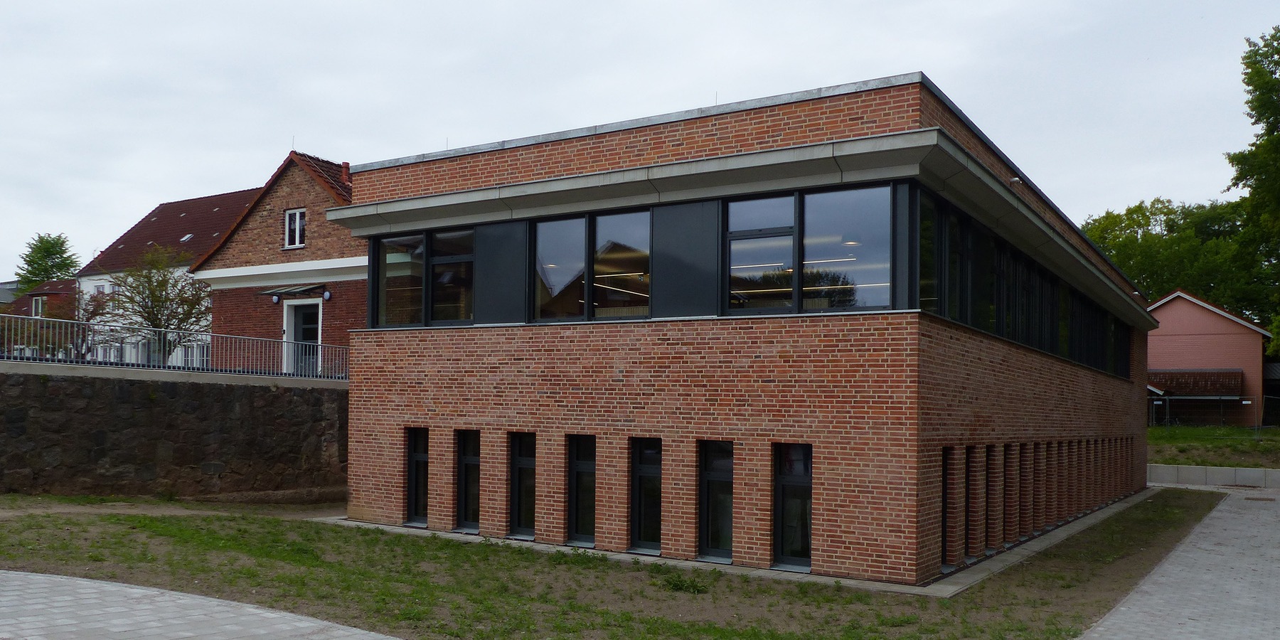 Blick aus Südost auf den Bibliotheksneubau, im Hintergrund links der Bestandsbau © 2026 SBL Greifswald