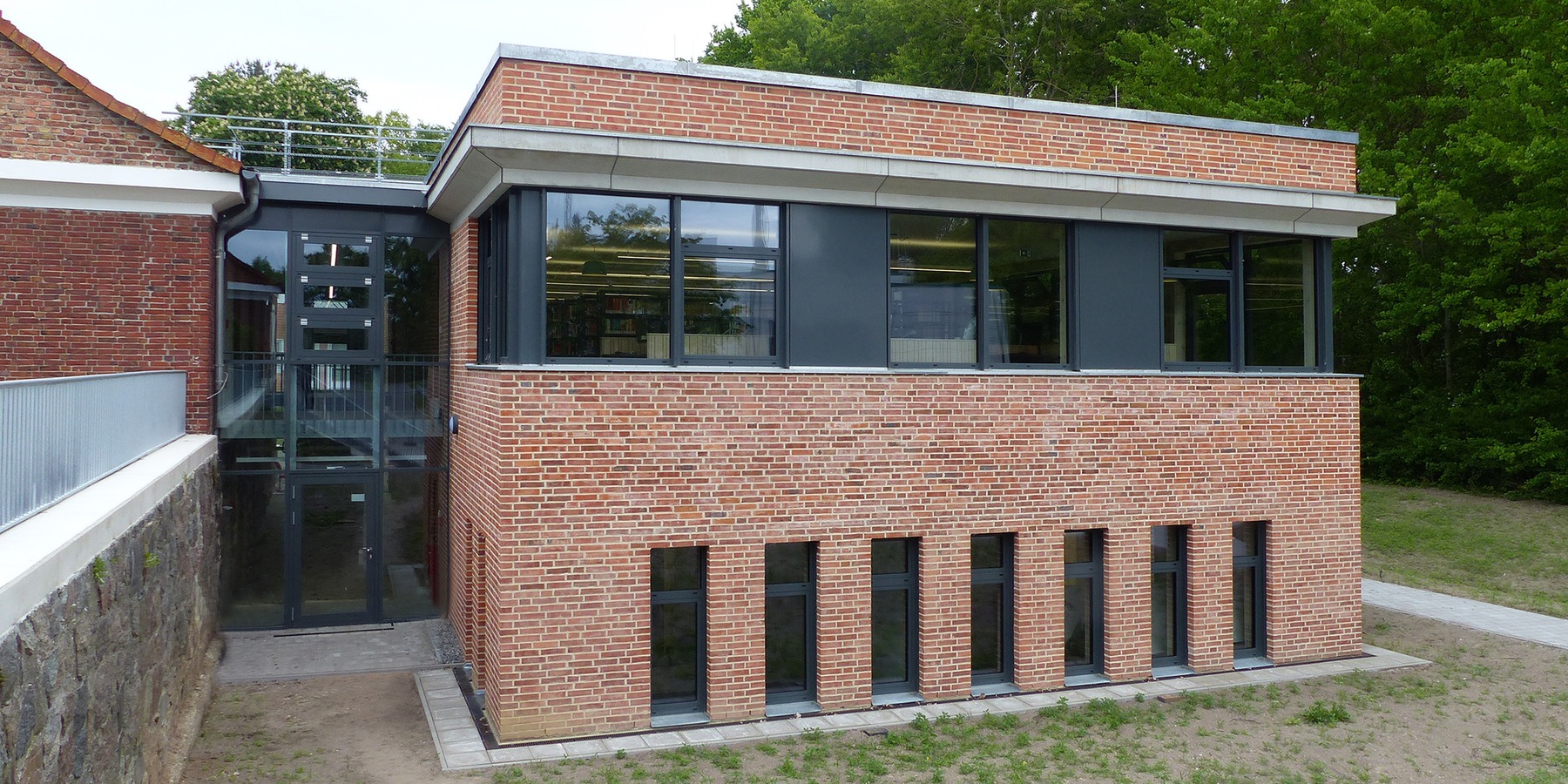 Südseite des Bibliotheksneubaus, links der Verbinder zum Bestandsbau © 2026 SBL Greifswald
