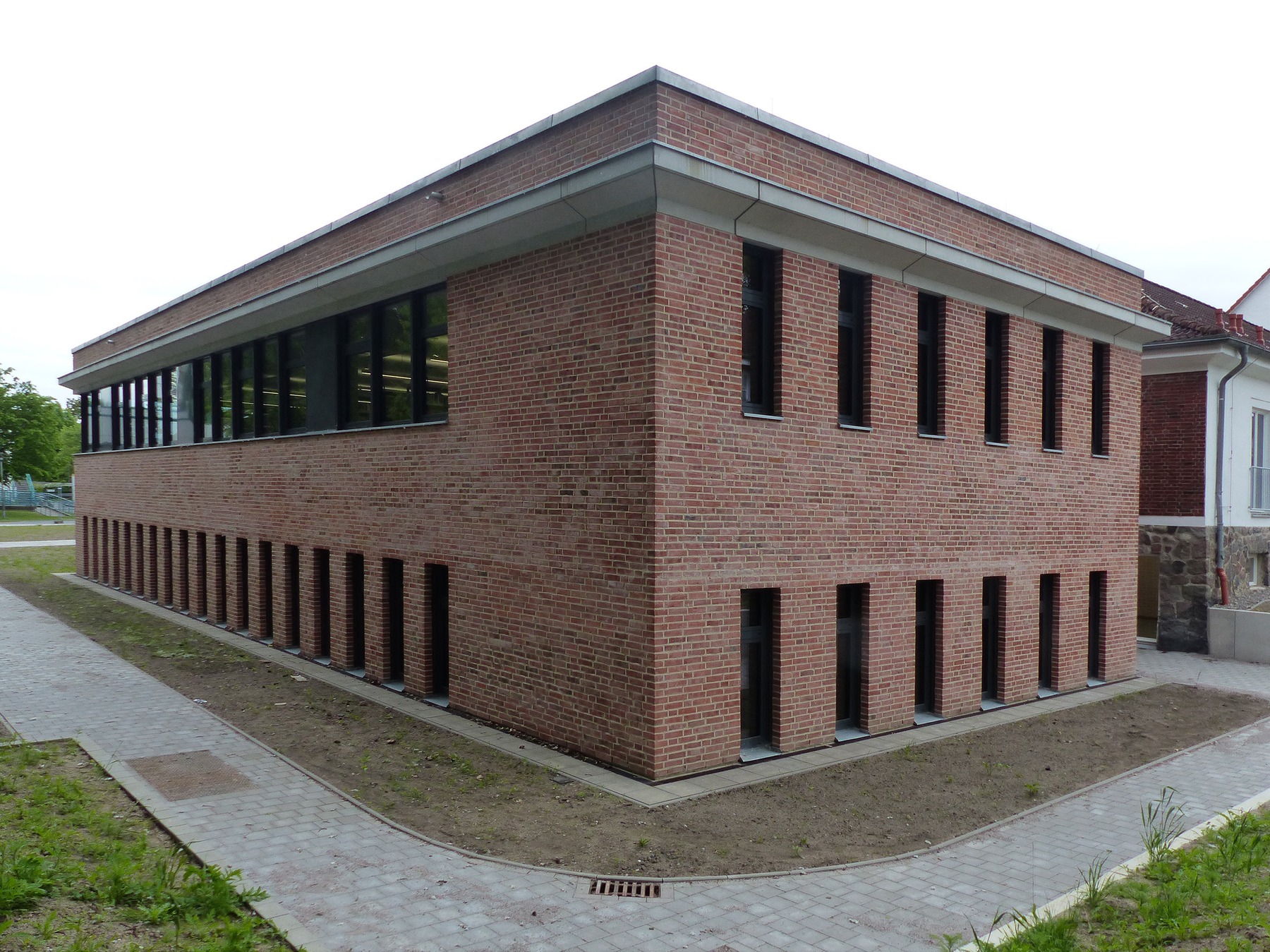 Blick aus Nordost auf den Bibliotheksneubau, im Hintergrund rechts der Bestandsbau © 2026 SBL Greifswald