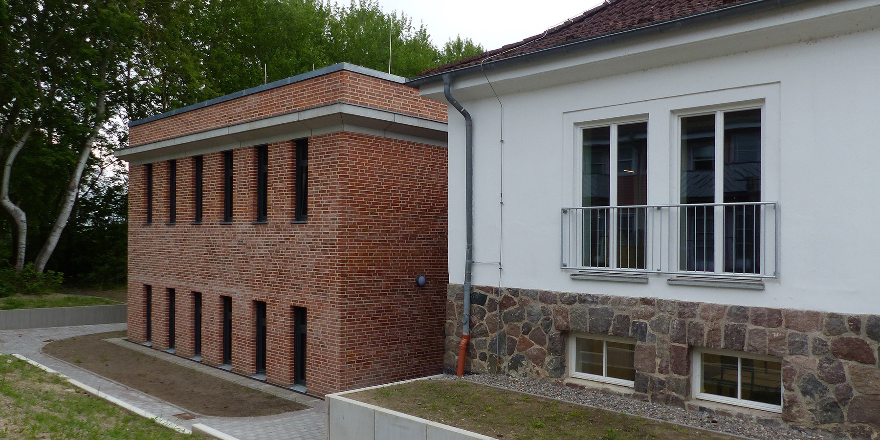 Blick aus Nordwest auf die Rückseite des Bibliotheksneubaus, rechts der Bestandsbau © 2026 SBL Greifswald