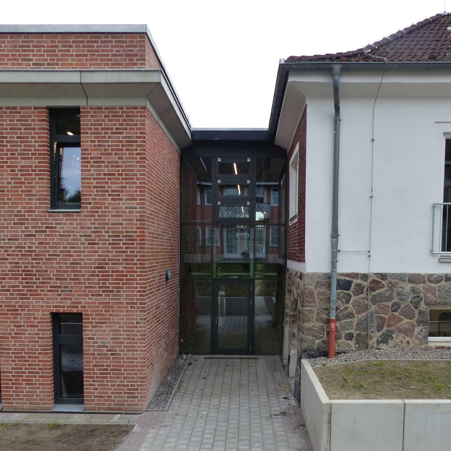 Der Verbinder zwischen Neubau und Bestand bildet die  Fuge  zwischen beiden Gebäuden © 2026 SBL Greifswald