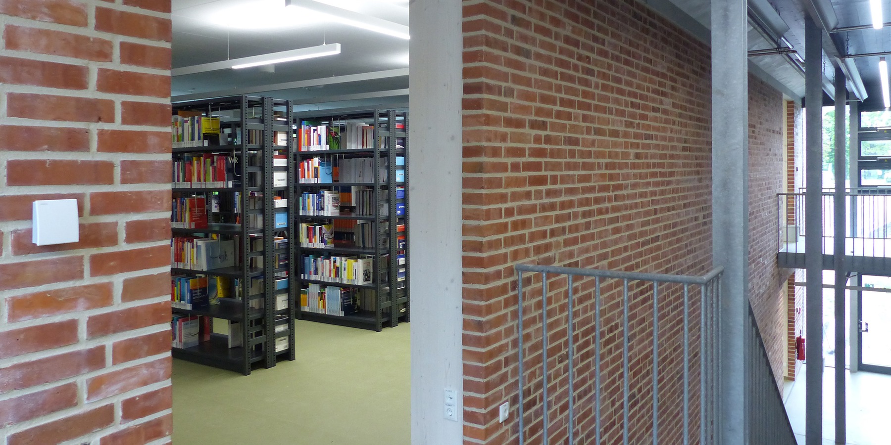 Blick vom Verbinder in den Freihandbereich im Erdgeschoss des Neubaus © 2026 SBL Greifswald