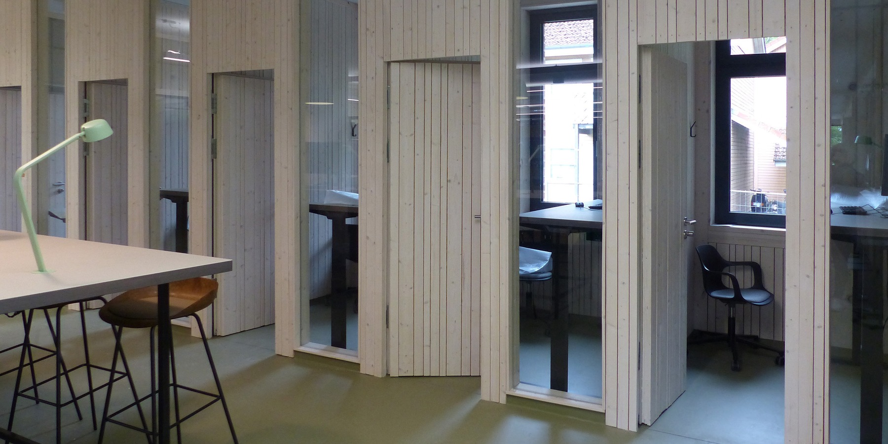 geschlossene Carrels mit Einzelarbeitsplätzen im Freihandbereich des Erdgeschosses © 2026 SBL Greifswald