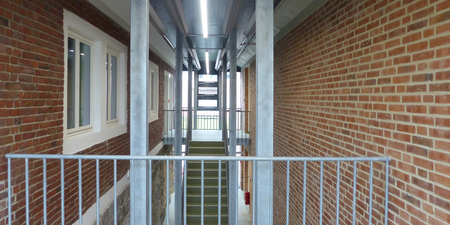 Verbinder im Erdgeschoss -  Fuge  zwischen Altbau und Neubau © 2026 SBL Greifswald