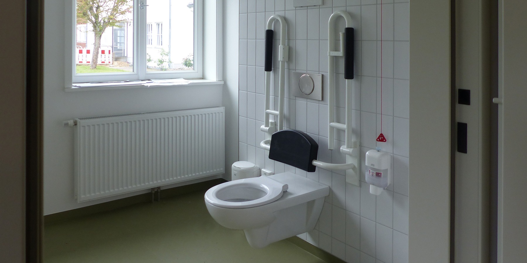 Behinderten-WC im Erdgeschoss des Bestandsgebäudes © 2026 SBL Greifswald