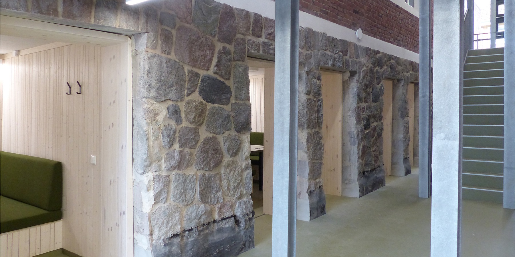 Für die Unterbringung offener Cubes im Untergeschoss des Bestandsgebäudes mussten große Öffnungen in die Außenwand aus Feldsteinmauerwerk geschnitten werden © 2026 SBL Greifswald