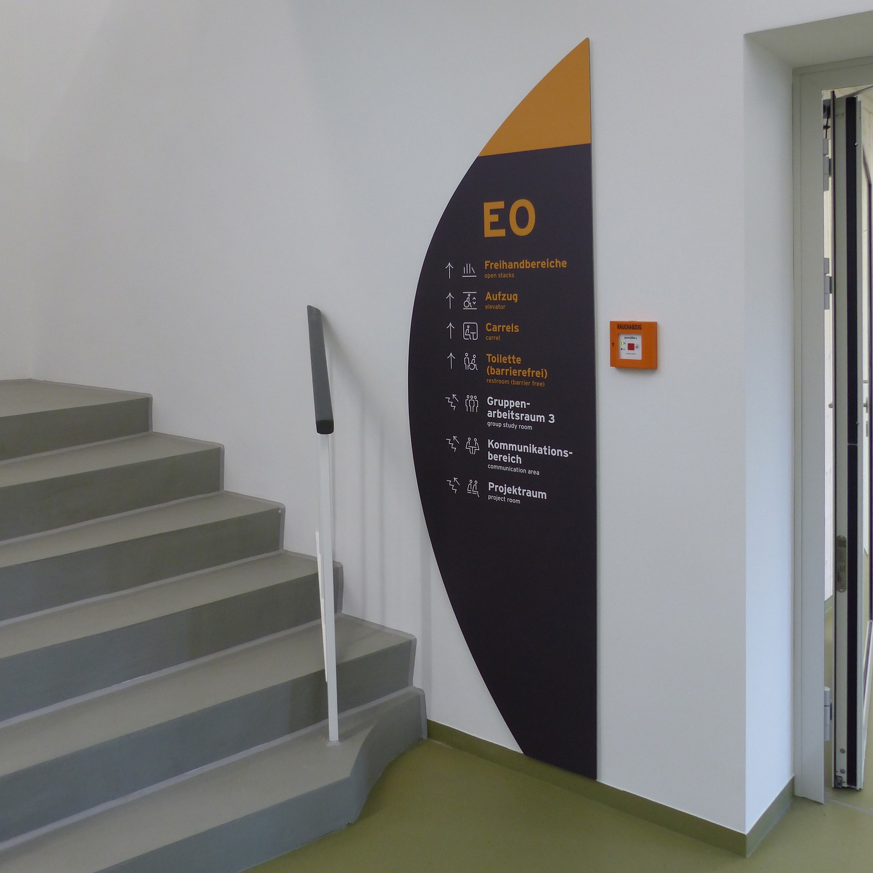 Ein modernes Orientierungs- und Beschilderungssystem zieht sich durch alle Bereiche der Hochschulbibliothek © 2026 SBL Greifswald