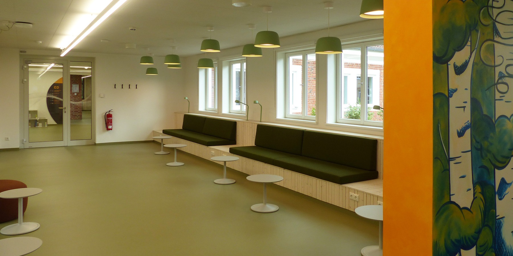 Lesebank im Flurbereich des Bestandsbaus © 2026 SBL Greifswald