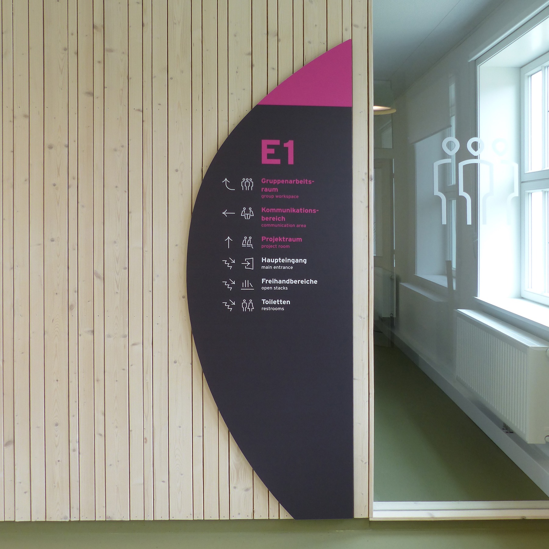 Ein modernes Orientierungs- und Beschilderungssystem zieht sich durch alle Bereiche der Hochschulbibliothek © 2026 SBL Greifswald