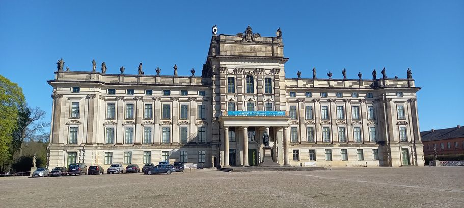Glänzend! Schloss Ludwigslust vom Schlossplatz aus gesehen. © 2026 SBL Schwerin