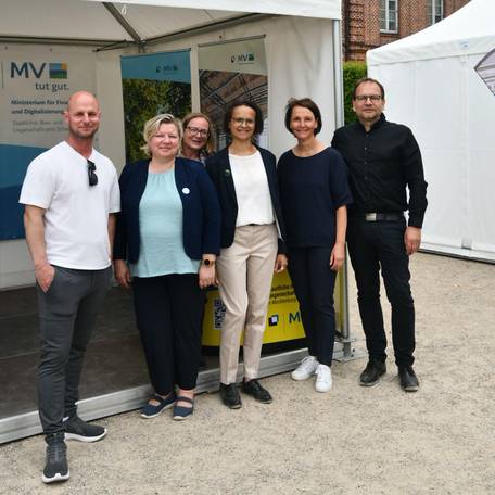 Starke Leistung! Team des SBL Schwerin stellt die Restaurierung des Schlosses, weitere Bauprojekte in Wismar und Prora und sich als Staatliches  Bau- und Liegenschaftsamt mit seinen Aufgaben vor - von links: Christian Seidel, Ulrike Groth, Doreen Rump, Je © 2026 SBL Schwerin