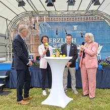 Voller Stolz: Anja Niemann (2. von links), unsere Projektleiterin vom SBL Schwerin, beim Interview mit Dr. Jörg Meiner von den SSGK (links), Restaurator Andreas Baumgart (3. von links) und Dörthe Graner vom NDR (rechts). © 2026 SBL Schwerin