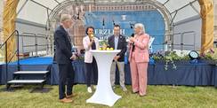 Voller Stolz: Anja Niemann (2. von links), unsere Projektleiterin vom SBL Schwerin, beim Interview mit Dr. Jörg Meiner von den SSGK (links), Restaurator Andreas Baumgart (3. von links) und Dörthe Graner vom NDR (rechts). © 2026 SBL Schwerin