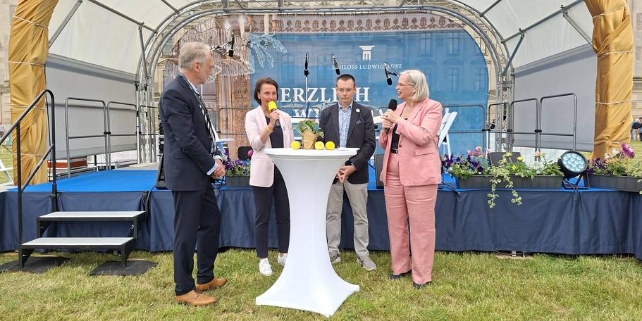 Voller Stolz: Anja Niemann (2. von links), unsere Projektleiterin vom SBL Schwerin, beim Interview mit Dr. Jörg Meiner von den SSGK (links), Restaurator Andreas Baumgart (3. von links) und Dörthe Graner vom NDR (rechts). © 2026 SBL Schwerin