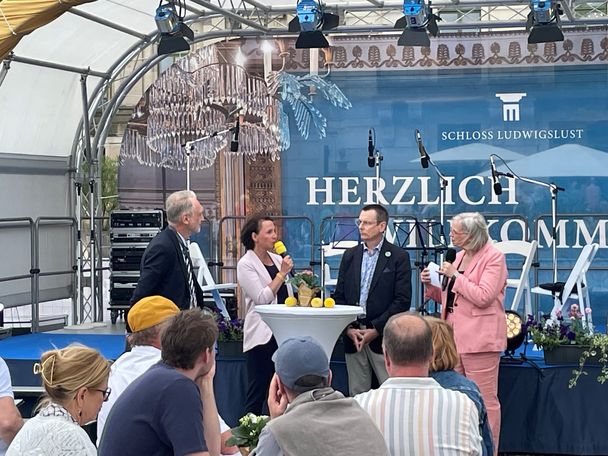 Voller Stolz: Anja Niemann (2. von links), unsere Projektleiterin vom SBL Schwerin, beim Interview mit Dr. Jörg Meiner von den SSGK (links), Restaurator Andreas Baumgart (3. von links) und Dörthe Graner vom NDR (rechts). © 2026 Stefan Wenzl, Schwerin