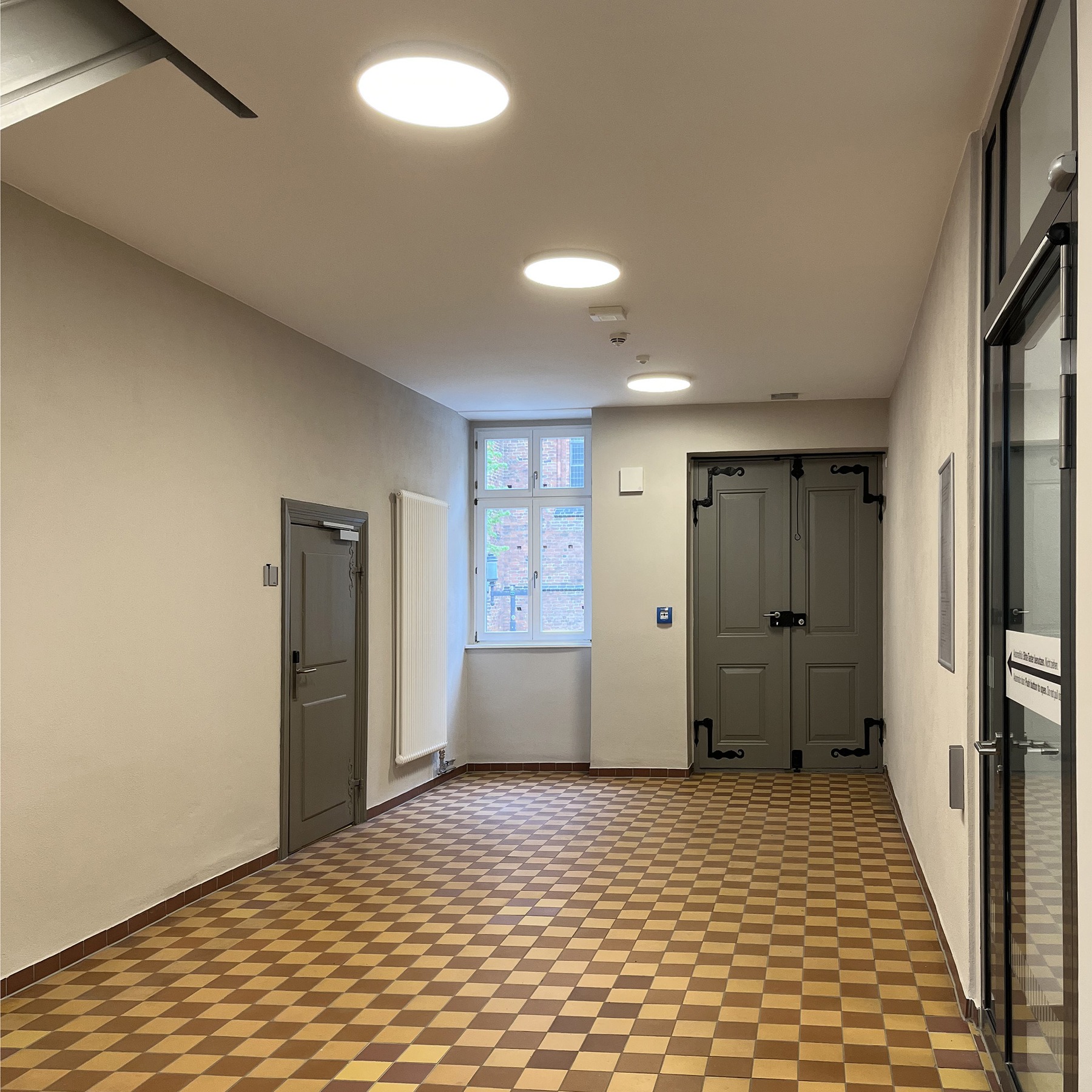 Domstr. 9 - Flur / Treppenhaus im Erdgeschoss mit Haupteingangstür © 2026 SBL Greifswald