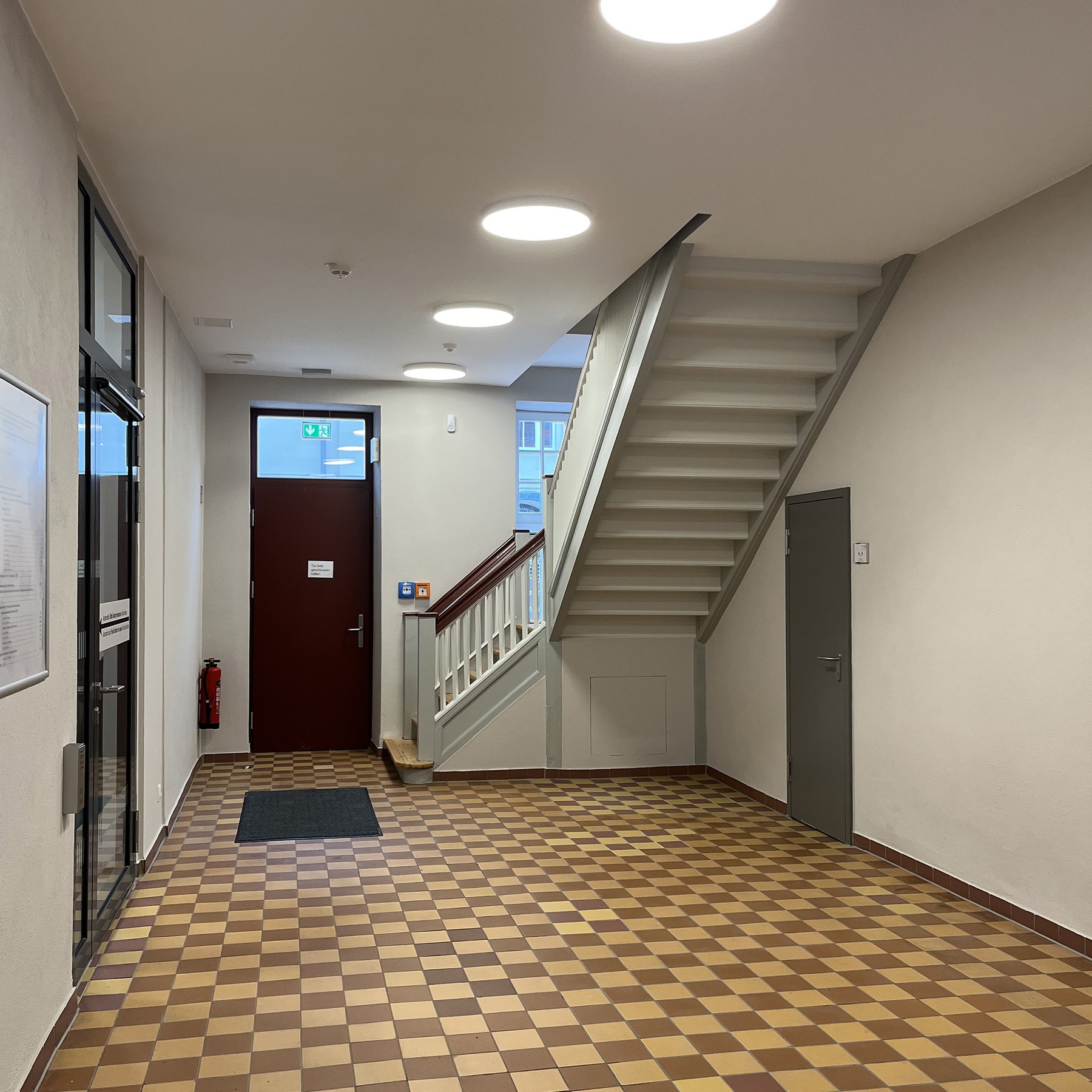 Domstr. 9 - Flur / Treppenhaus im Erdgeschoss mit Eingangstür Hofseite © 2026 SBL Greifswald