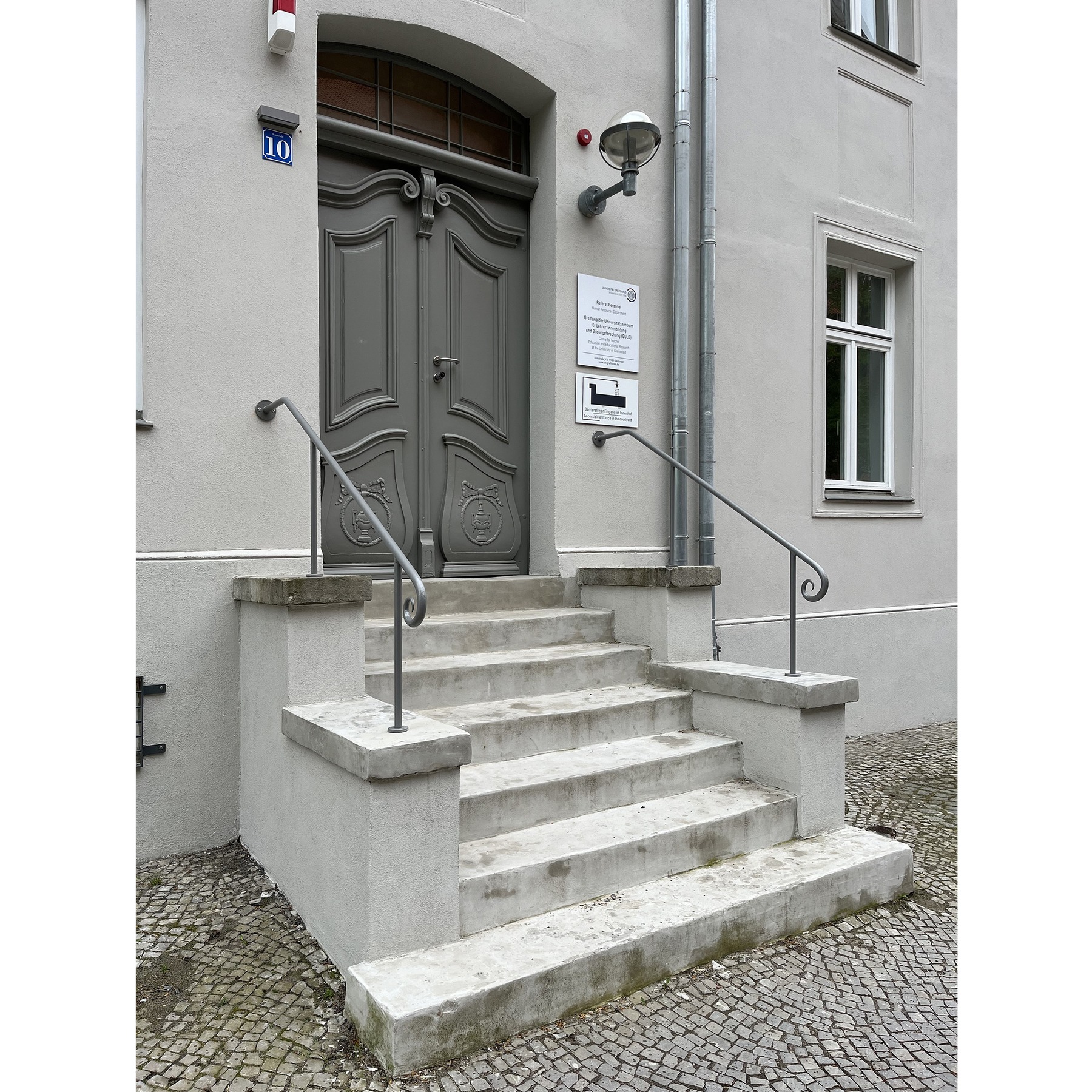 Domstr. 10 - Haupteingang mit historischer Außentür und Außentreppe © 2026 SBL Greifswald