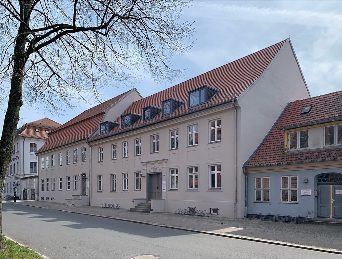 Denkmalensemble Domstraße 9/10 - Blick von Nordwesten auf die Straßenansicht © 2026 SBL Greifswald