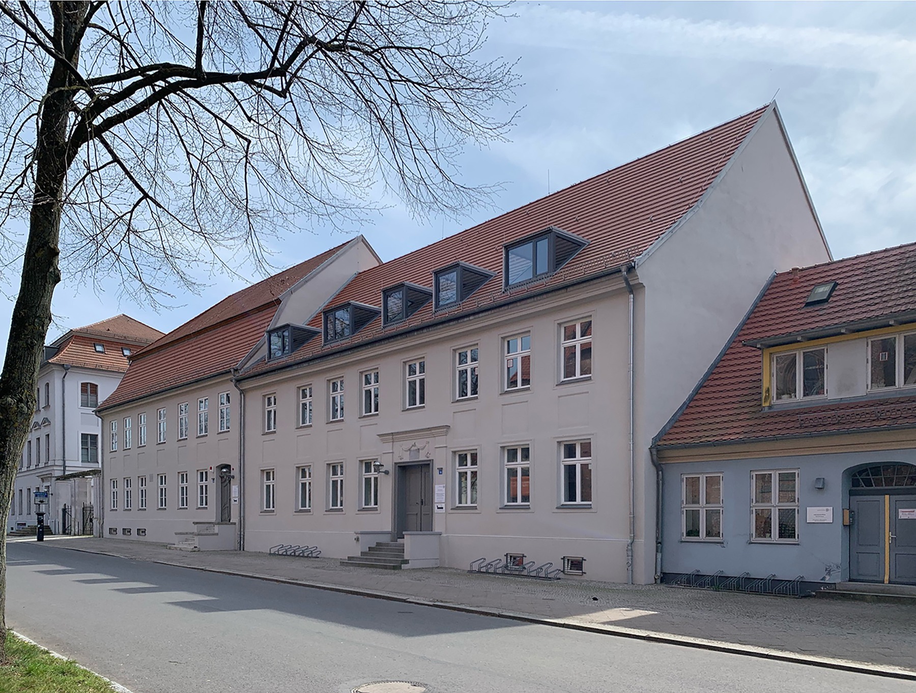Denkmalensemble Domstraße 9/10 - Blick von Nordwesten auf die Straßenansicht © 2026 SBL Greifswald