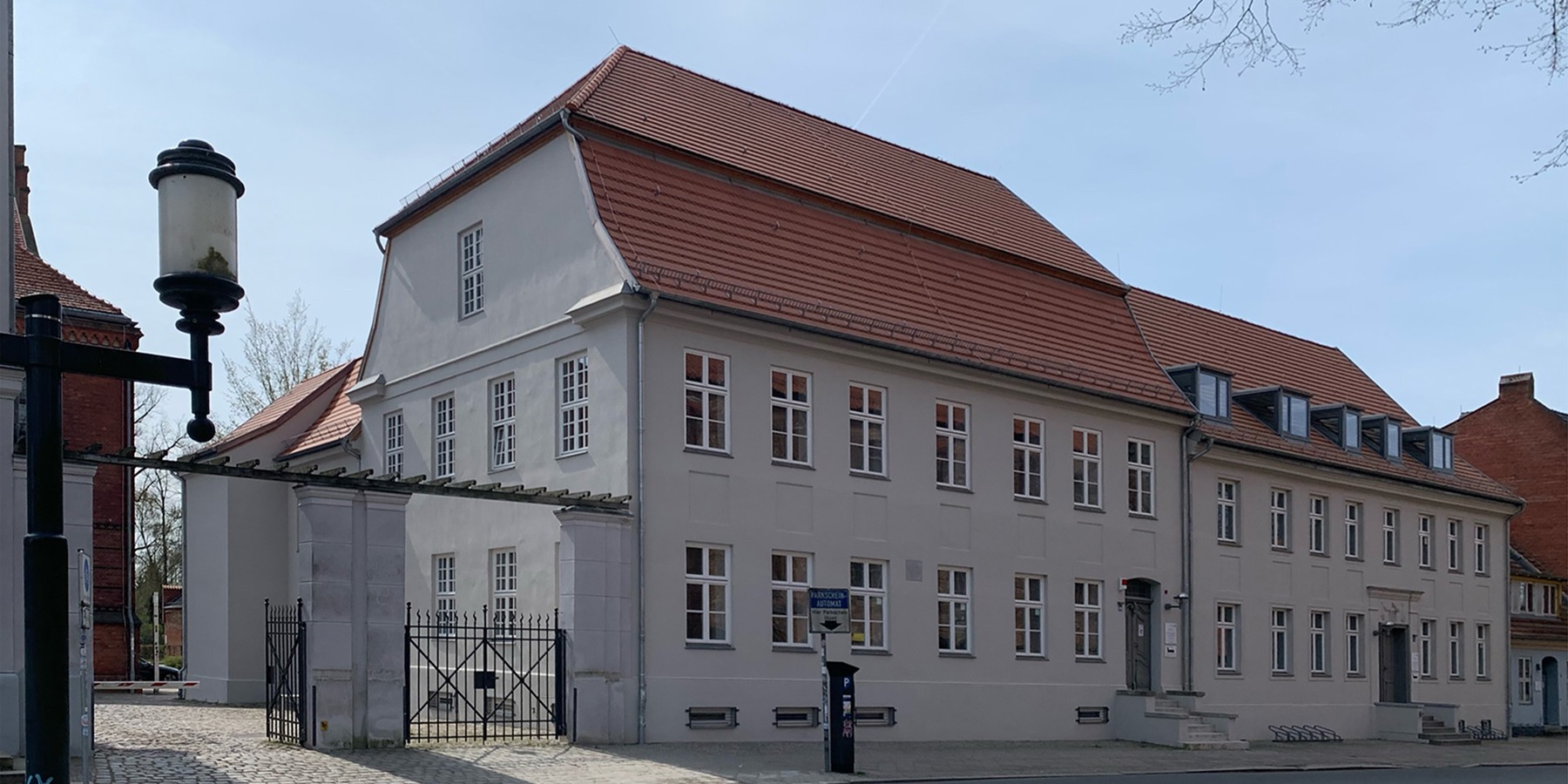Denkmalensemble Domstraße 9/10 - Straßenansicht mit Blick von Nordosten © 2026 SBL Greifswald