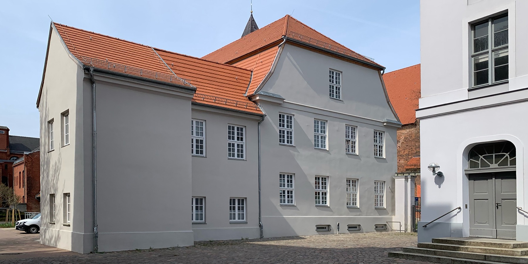 Domstraße 10 - Blick von Osten auf den Giebel und den hofseitigen östlichen Seitenflügel © 2026 SBL Greifswald