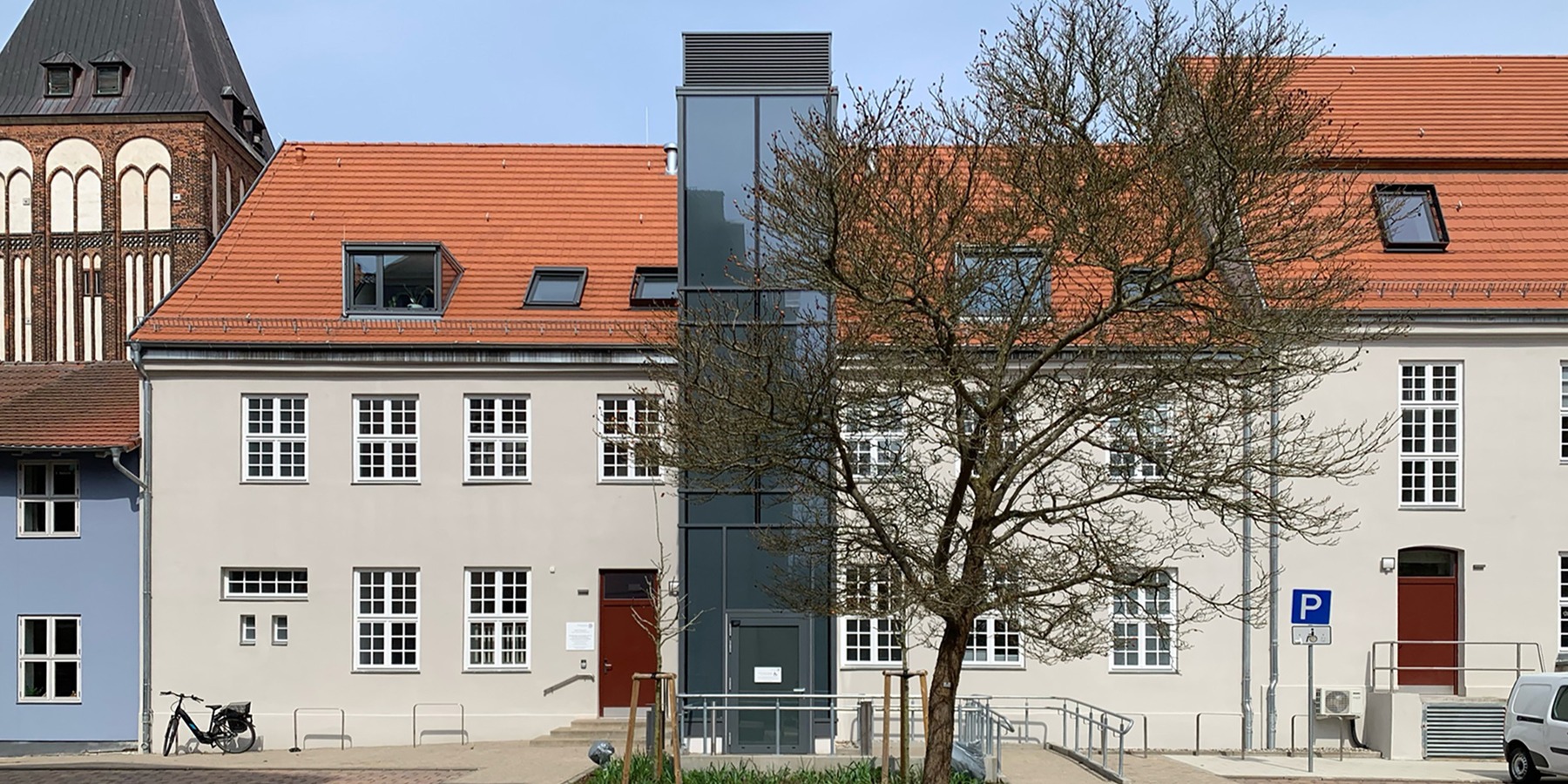Domstraße 9 - Blick von Süden auf die Hofansicht mit neuem Außenaufzug © 2026 SBL Greifswald