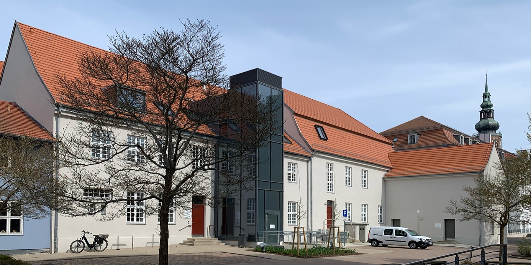 Denkmalensemble Domstraße 9/10 - Blick von Südwesten auf die Hofansicht mit neuem Außenaufzug und hofseitigem östlichen Seitenflügel © 2026 SBL Greifswald