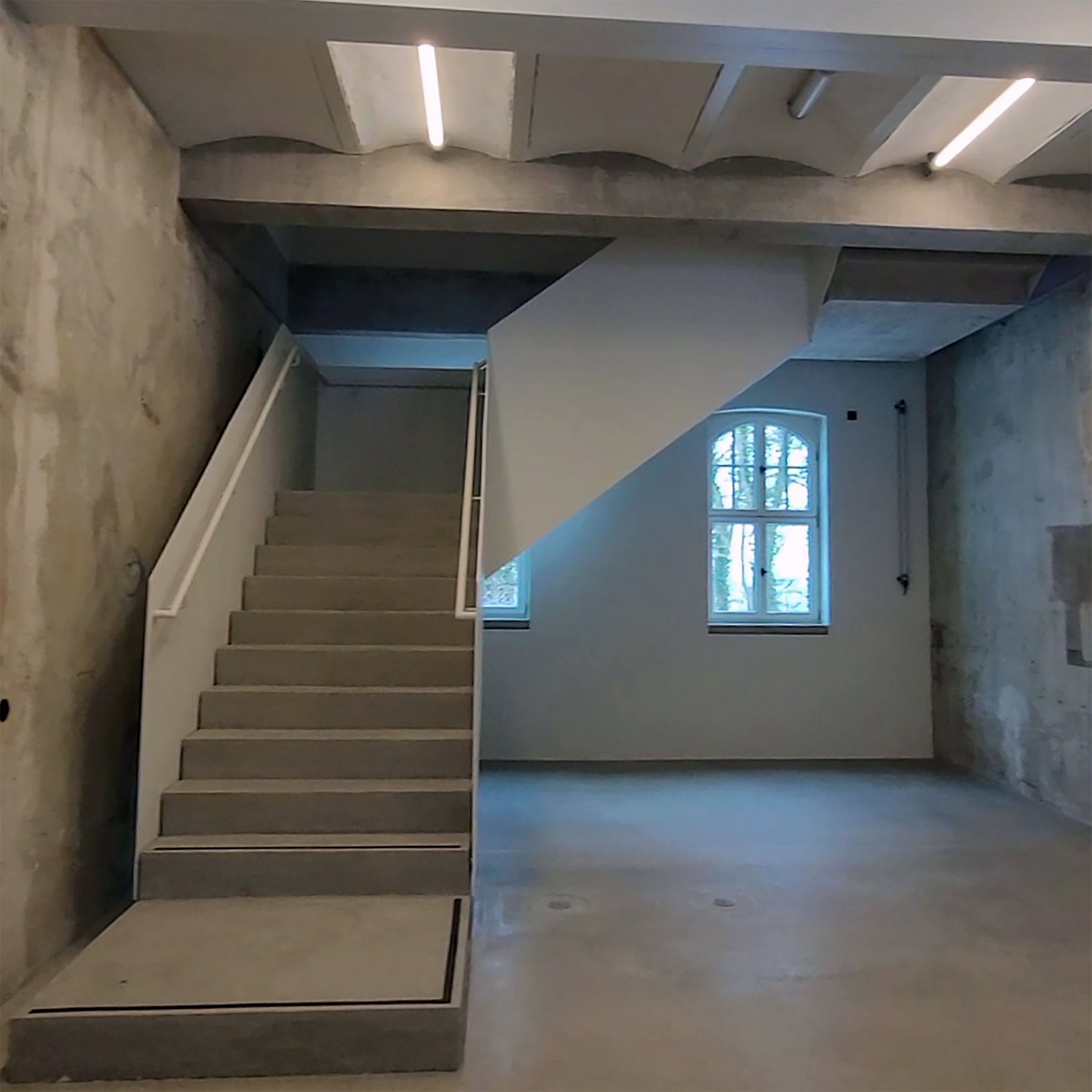Moderne Betontreppe in alten Gemäuern © 2026 SBL Schwerin