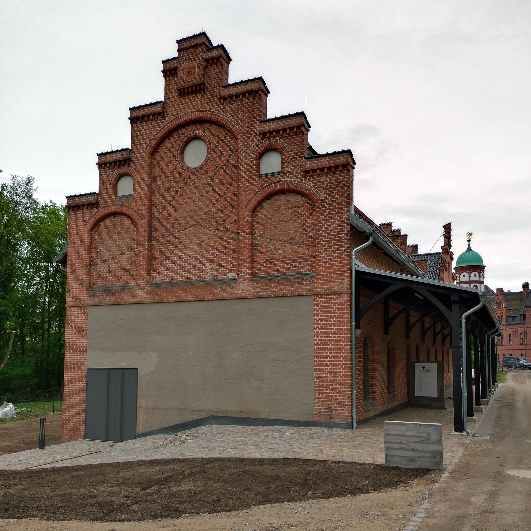 Giebelansicht und Schloss im Hintergrund © 2026 SBL Schwerin