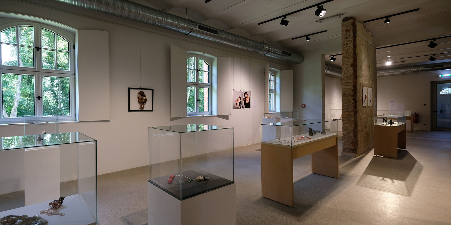 Blick in einen Ausstellungsraum © 2026 SBL Schwerin