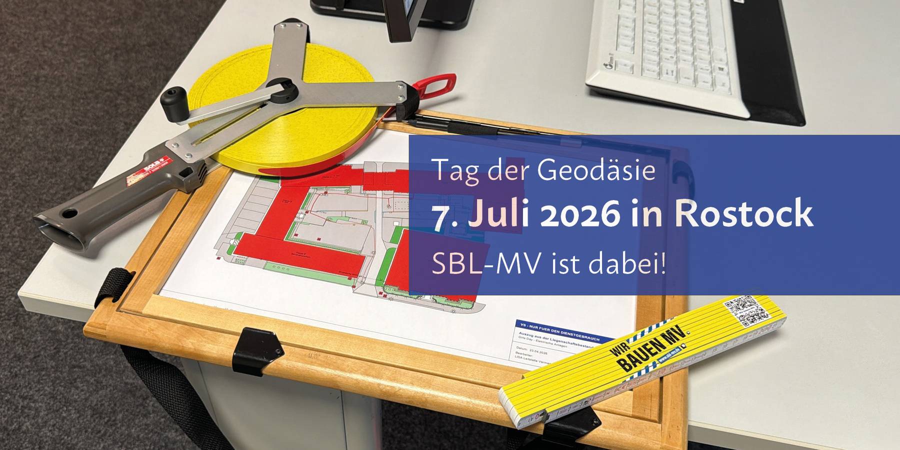 Ankündigung zum Tag der Geodäsie 2026: Komm am 7. Juli 2026 zwischen 9 und 15 Uhr direkt im Rostocker Hof.  © 2026 Christian Hoffmann (SBL-MV / Ministerium für Finanzen und Digitalisierung MV)