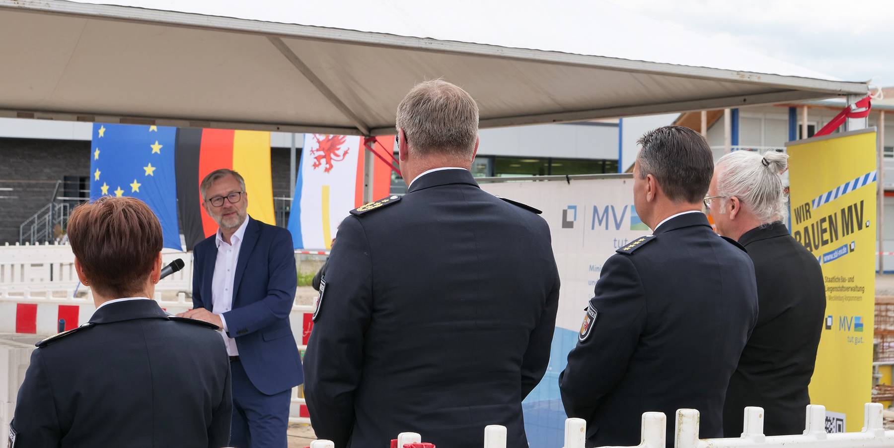 Finanzminister Dr. Heiko Geue ist verantwortlich für die Staatliche Bau- und Liegenschaftsverwaltung (SBL-MV) hier bei seinem Grußwort anlässlich der Grundsteinlegung für die Raumschießanlage in Rostock-Waldeck. © 2026 SBL Neubrandenburg