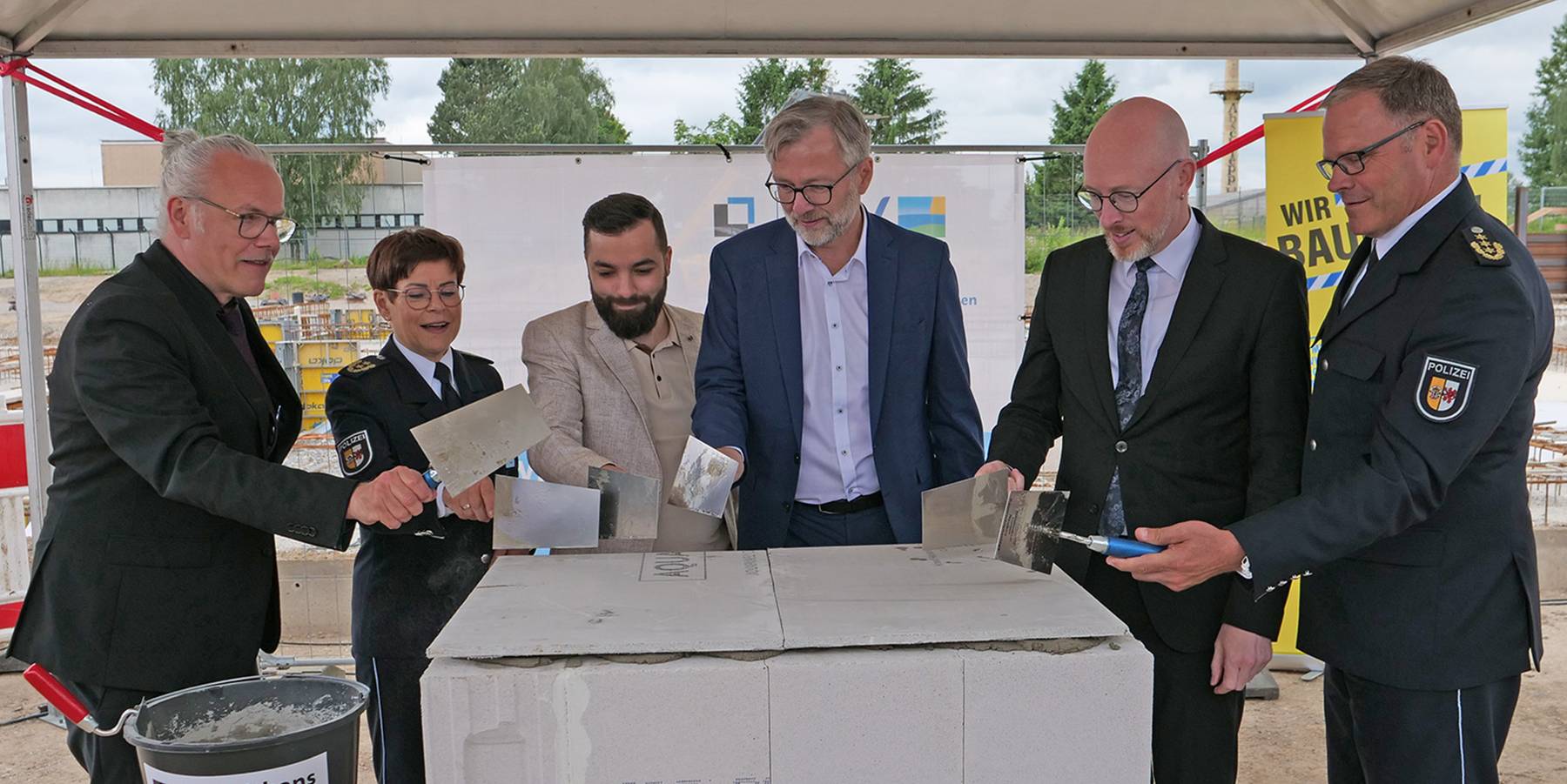 Als Symbol für Glück, für diese Baustelle klopfen (von links) Baudirektor Jens Rott, Polizeipräsidentin von Rostock Anja Hamann, Projektleiter SBL Neubrandenburg Dolama Alghabra, Minister für Finanzen und Digitalisierung Dr. Heiko Geue, Minister für Inner © 2026 SBL Neubrandenburg