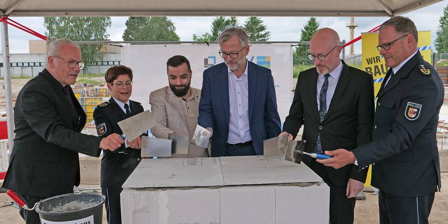 Als Symbol für Glück, für diese Baustelle klopfen (von links) Baudirektor Jens Rott, Polizeipräsidentin von Rostock Anja Hamann, Projektleiter SBL Neubrandenburg Dolama Alghabra, Minister für Finanzen und Digitalisierung Dr. Heiko Geue, Minister für Inner © 2026 SBL Neubrandenburg