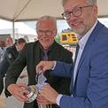 Amtsleiter Jens Rott (li.) und Finanzminister Dr. Heiko Geue füllen den Grundstein. © 2026 SBL Neubrandenburg