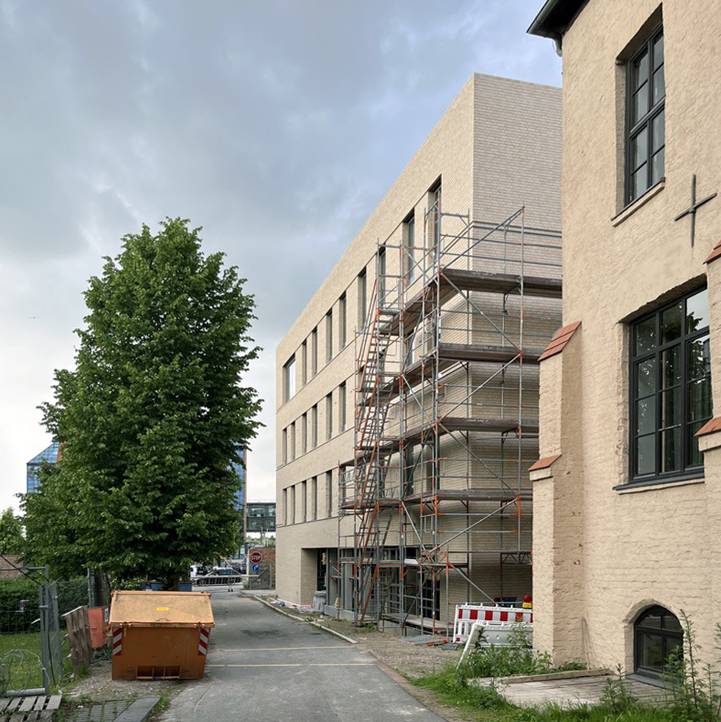 Blick auf die Baustelle im Juni 2026 - das Gerüst ist fast vollständig gefallen, die Fassade wird deutlich sichtbar. © 2026 SBL Rostock