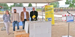 Starkes Team (von links): Bettina Durow-Schwanengel, Projektleiter Dolama Alghabra, Dezernent Frank Meyer und Amtsleiter Baudirektor Jens Rott, im SBL Neubrandenburg verantwortlich für das Bauprojekt. © 2026 SBL Neubrandenburg