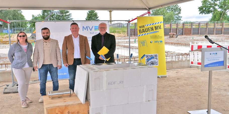 Starkes Team (von links): Bettina Durow-Schwanengel, Projektleiter Dolama Alghabra, Dezernent Frank Meyer und Amtsleiter Baudirektor Jens Rott, im SBL Neubrandenburg verantwortlich für das Bauprojekt. © 2026 SBL Neubrandenburg