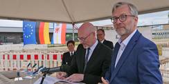 Unterzeichnung der Urkunde Minister für Inneres und Bau Christian Pegel © 2026 SBL Neubrandenburg