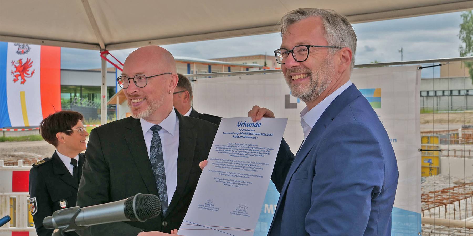 Stolze Minister und die Grundsteinlegungsurkunde © 2026 SBL Neubrandenburg