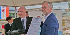 Stolze Minister und die Grundsteinlegungsurkunde © 2026 SBL Neubrandenburg