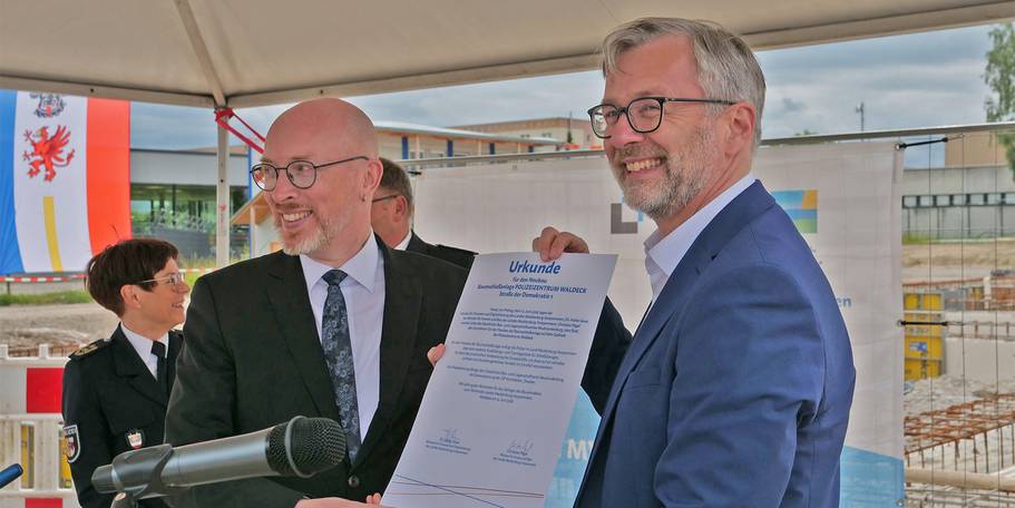 Stolze Minister und die Grundsteinlegungsurkunde © 2026 SBL Neubrandenburg