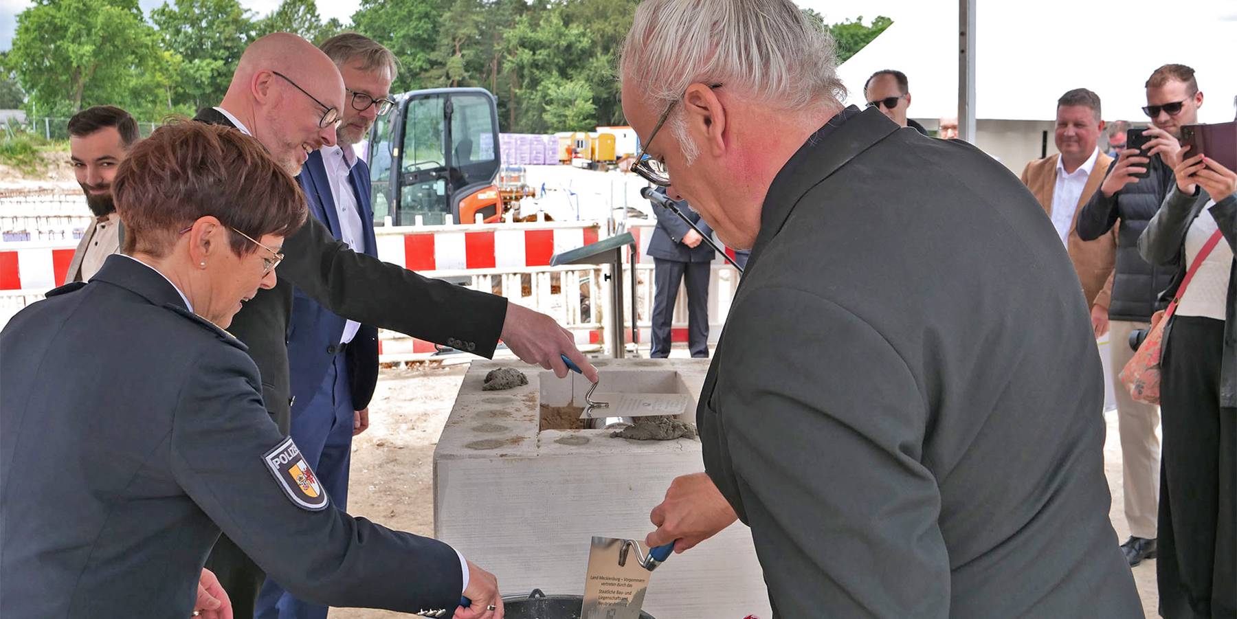 Einmauern der befüllten  Zeitkapsel  mit Grundsteinlegungsurkunde, einer tagesaktuellen Zeitung des Nordkurier, einem Grundrissplan sowie Euro-Münzen © 2026 SBL Neubrandenburg