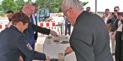 Einmauern der befüllten  Zeitkapsel  mit Grundsteinlegungsurkunde, einer tagesaktuellen Zeitung des Nordkurier, einem Grundrissplan sowie Euro-Münzen © 2026 SBL Neubrandenburg