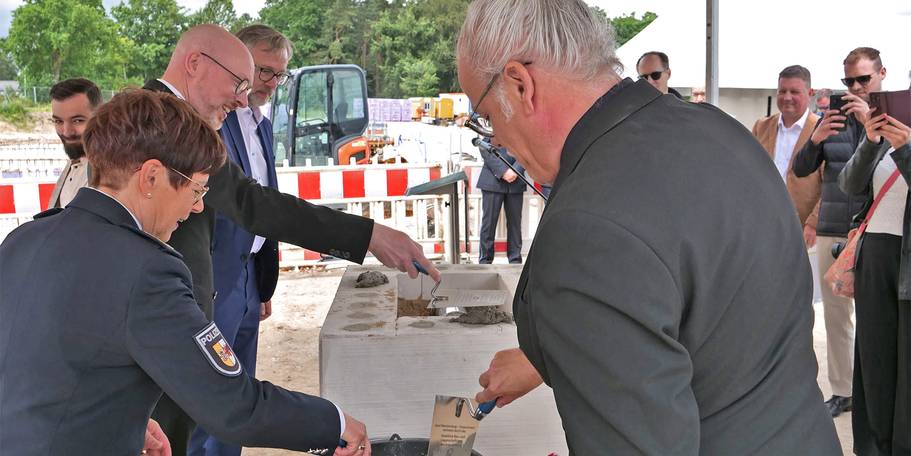 Einmauern der befüllten  Zeitkapsel  mit Grundsteinlegungsurkunde, einer tagesaktuellen Zeitung des Nordkurier, einem Grundrissplan sowie Euro-Münzen © 2026 SBL Neubrandenburg